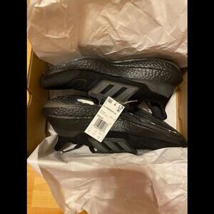 Adidas men ultraboost 22 GZ0127 size 9.5- black